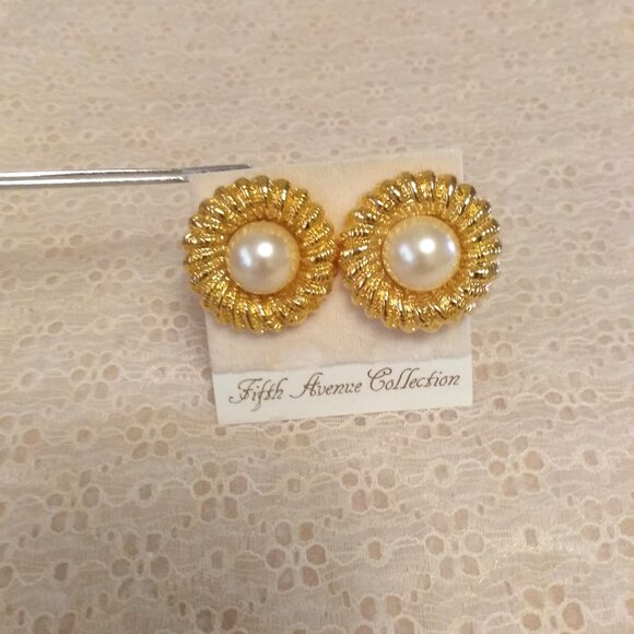 Vintage White Cream Pearl Statement Large Gold Tone Earrings Non-Pierced Clip - Picture 4 of 8